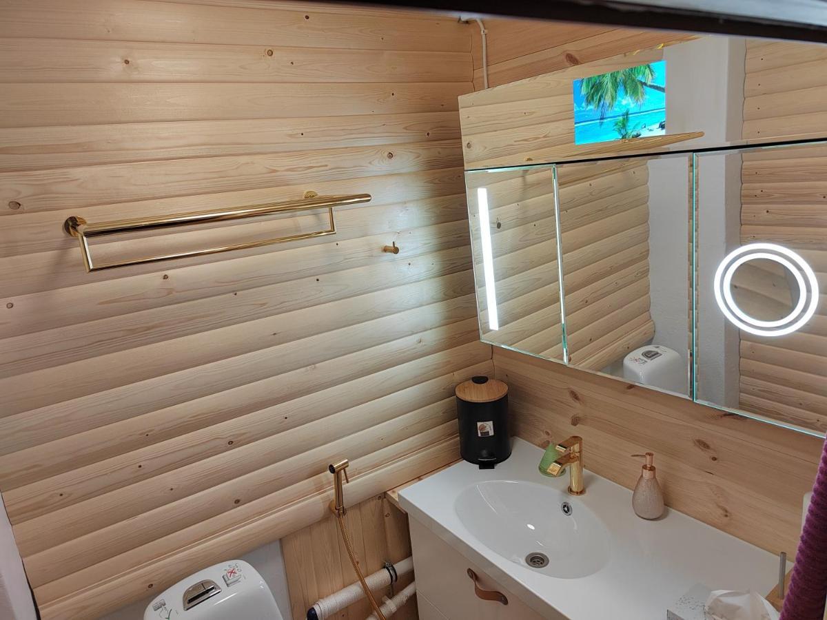 Relax & Recharge - A Unique Suite With A Touch Of Luxury - Hot Tub And Sauna Inspired Decor #Not A Real Sauna# Easy City Access - Direct Train 15 Min To City Хельсинки Экстерьер фото