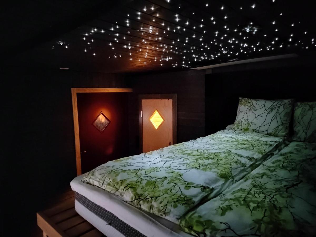 Relax & Recharge - A Unique Suite With A Touch Of Luxury - Hot Tub And Sauna Inspired Decor #Not A Real Sauna# Easy City Access - Direct Train 15 Min To City Хельсинки Экстерьер фото