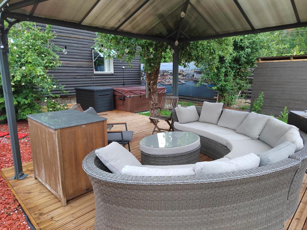 Relax & Recharge - A Unique Suite With A Touch Of Luxury - Hot Tub And Sauna Inspired Decor #Not A Real Sauna# Easy City Access - Direct Train 15 Min To City Хельсинки Экстерьер фото