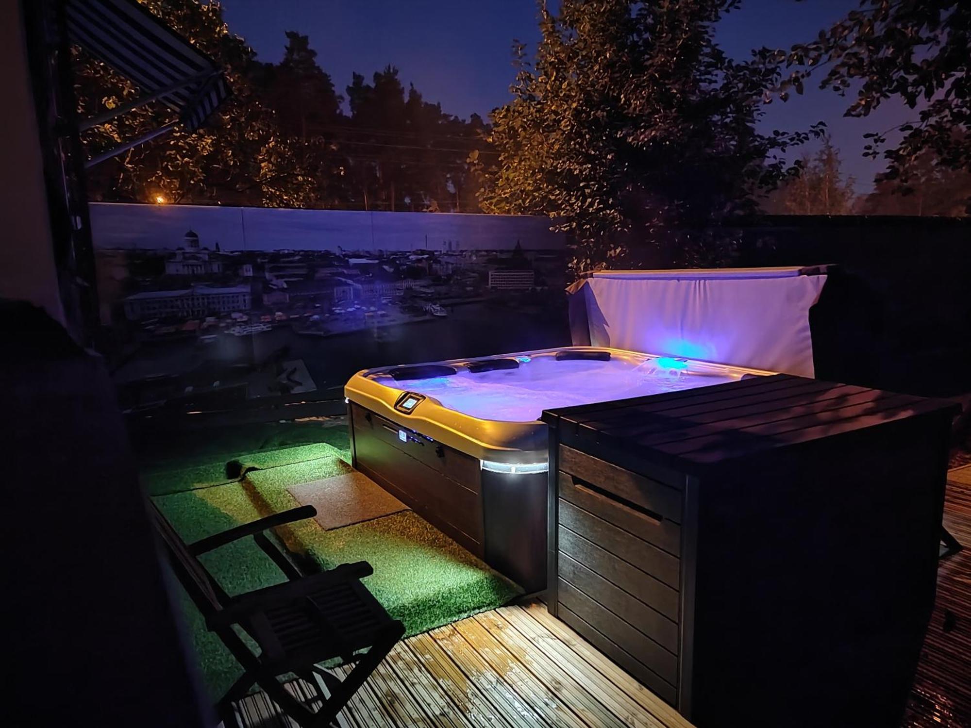 Relax & Recharge - A Unique Suite With A Touch Of Luxury - Hot Tub And Sauna Inspired Decor #Not A Real Sauna# Easy City Access - Direct Train 15 Min To City Хельсинки Экстерьер фото