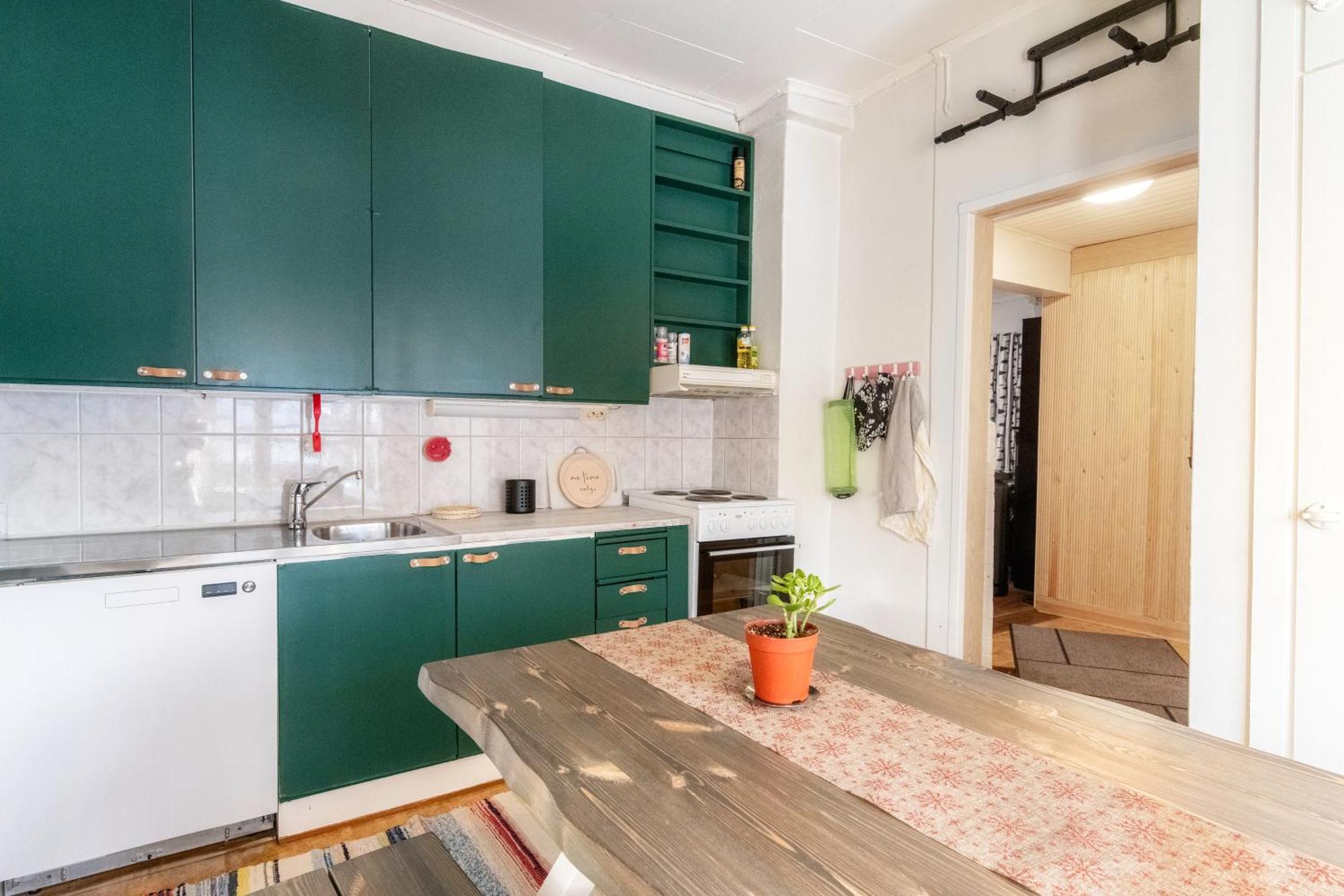 Relax & Recharge - A Unique Suite With A Touch Of Luxury - Hot Tub And Sauna Inspired Decor #Not A Real Sauna# Easy City Access - Direct Train 15 Min To City Хельсинки Экстерьер фото