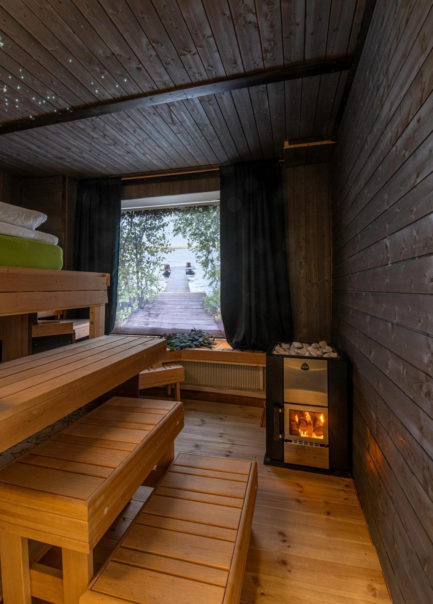 Relax & Recharge - A Unique Suite With A Touch Of Luxury - Hot Tub And Sauna Inspired Decor #Not A Real Sauna# Easy City Access - Direct Train 15 Min To City Хельсинки Экстерьер фото