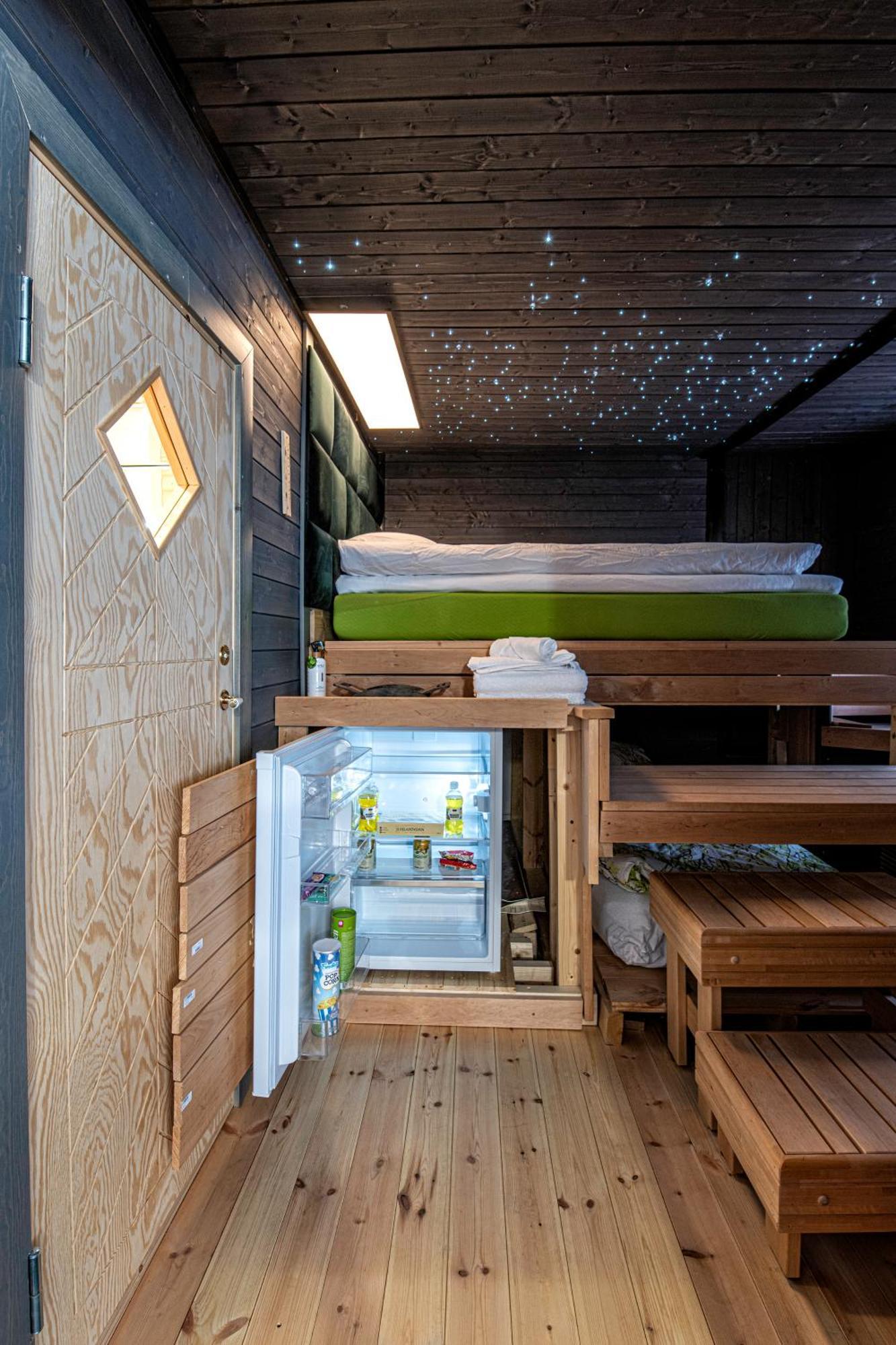 Relax & Recharge - A Unique Suite With A Touch Of Luxury - Hot Tub And Sauna Inspired Decor #Not A Real Sauna# Easy City Access - Direct Train 15 Min To City Хельсинки Экстерьер фото